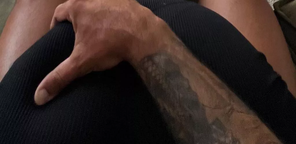 What do you think is this hot hand grabbing.. 💭?