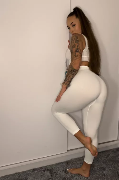 White leggings are my favourite 🤍