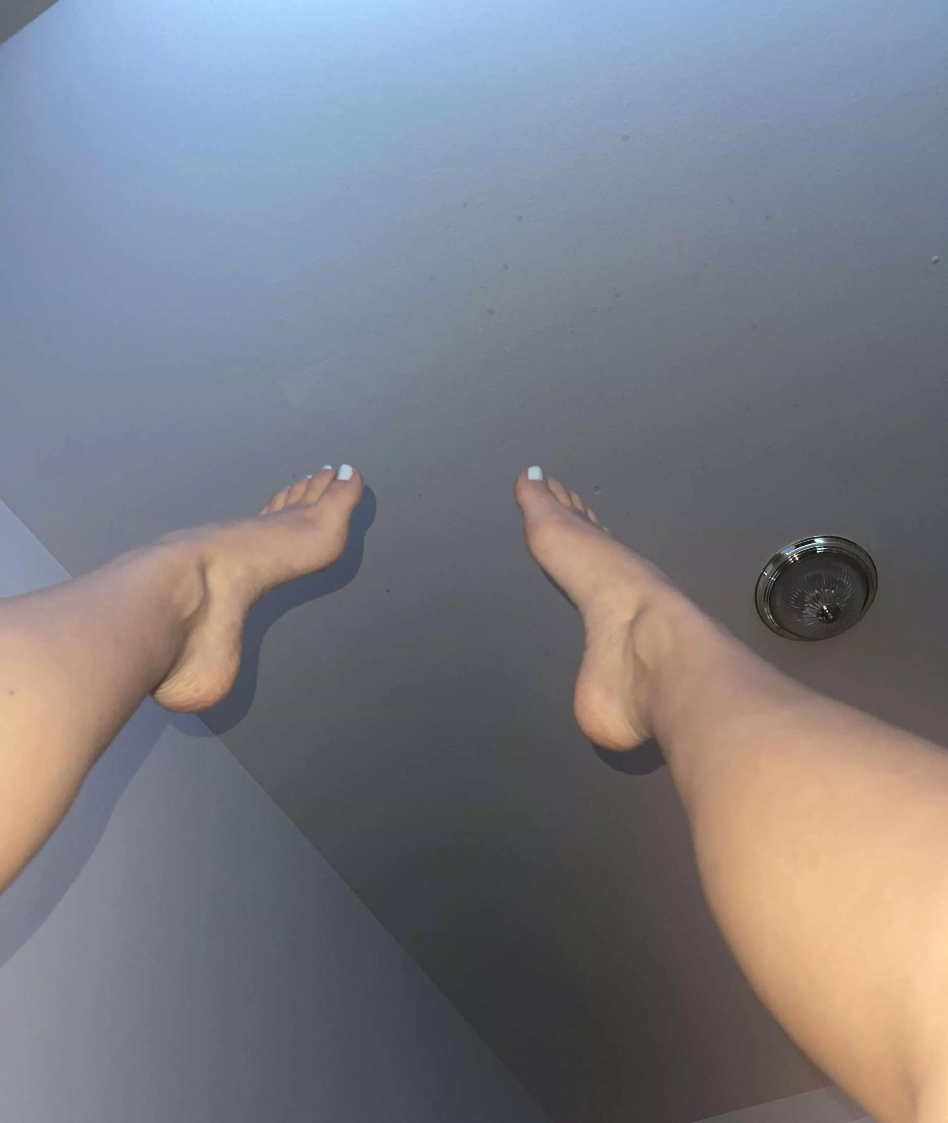 Who wants to come suck my toes while you insert yourself inside of me😩🤤