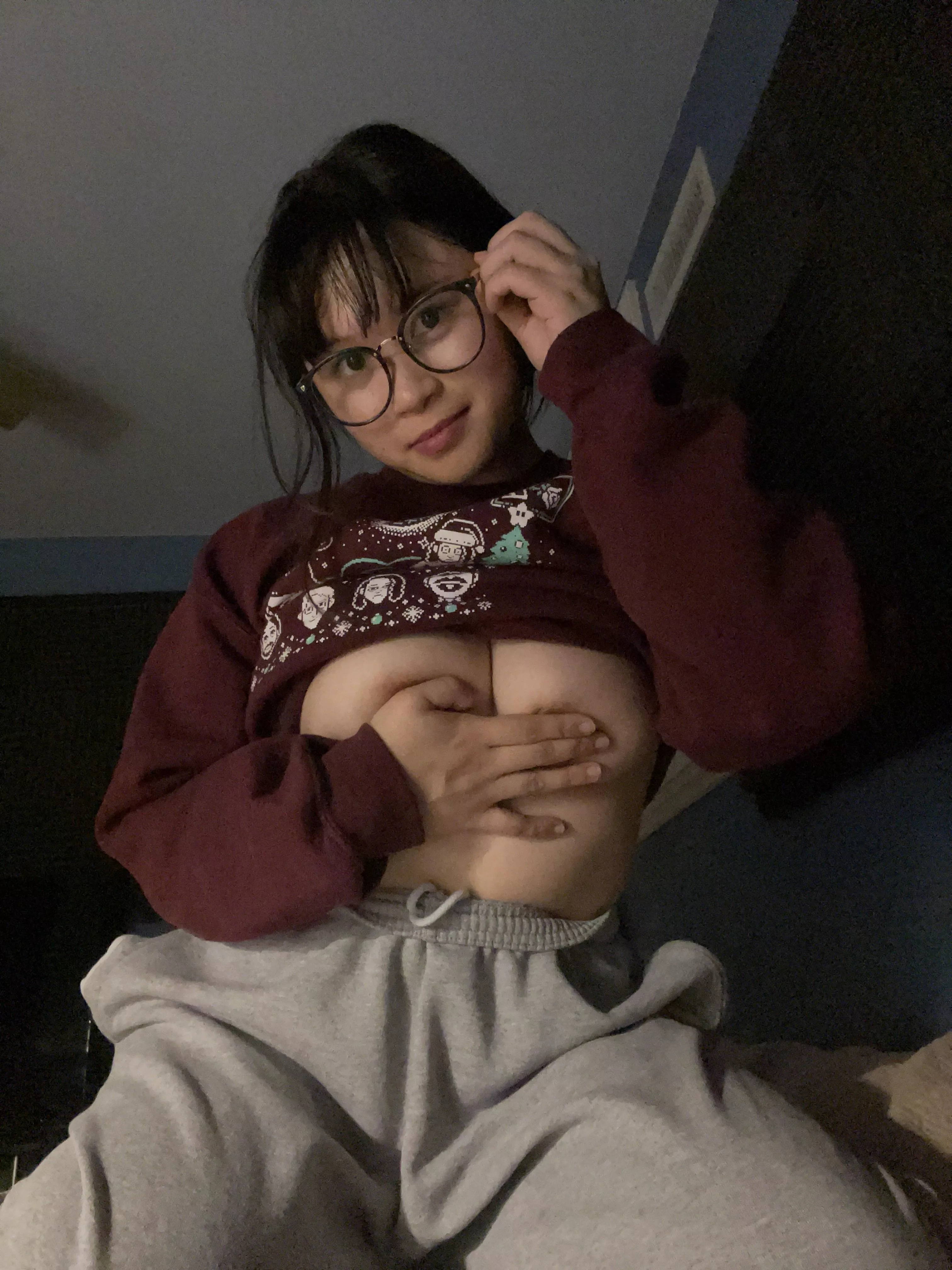 who wants to get comfy with me? 🤭