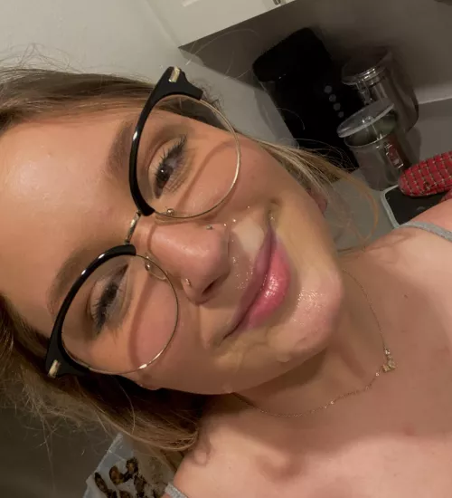 Who wouldn’t wanna bust their load on a cute blondies face ?!