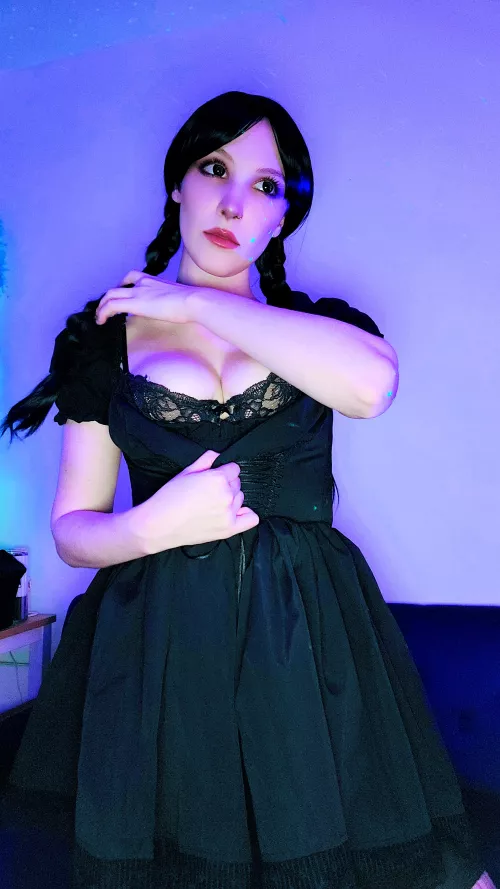 Whos DMs are open for titty pics? 🙄🖤