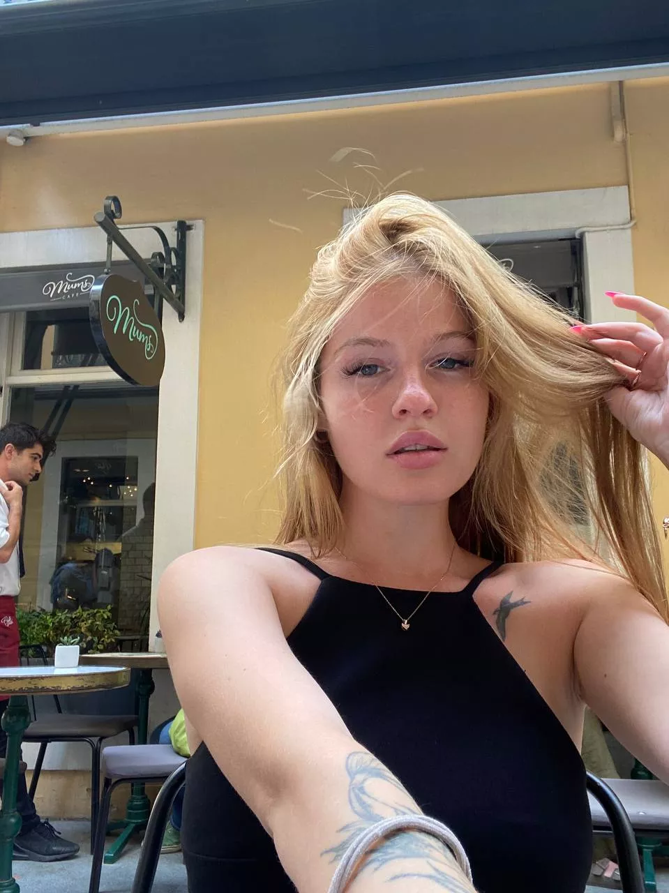 You like blonde girls ?