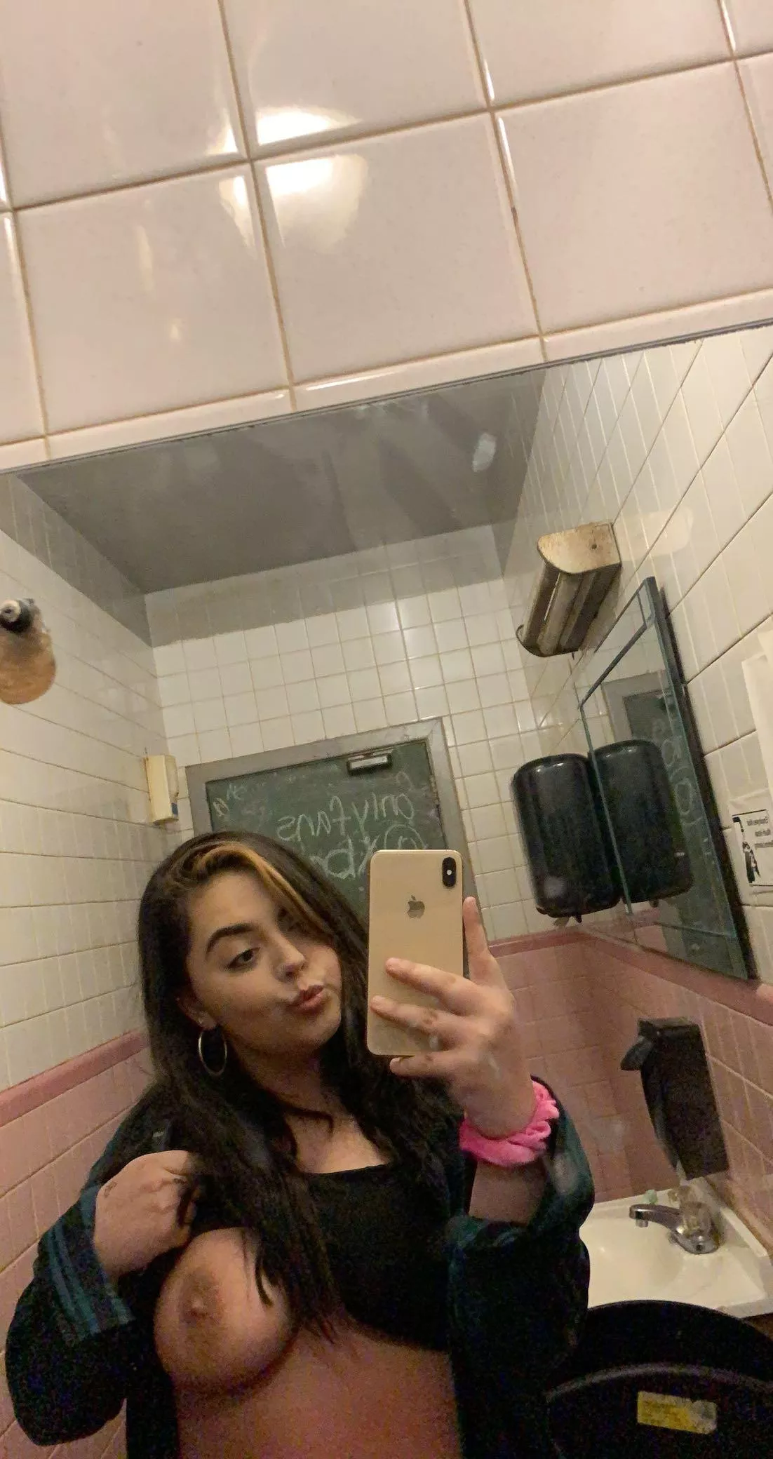 23F bar bathroom pic🤪