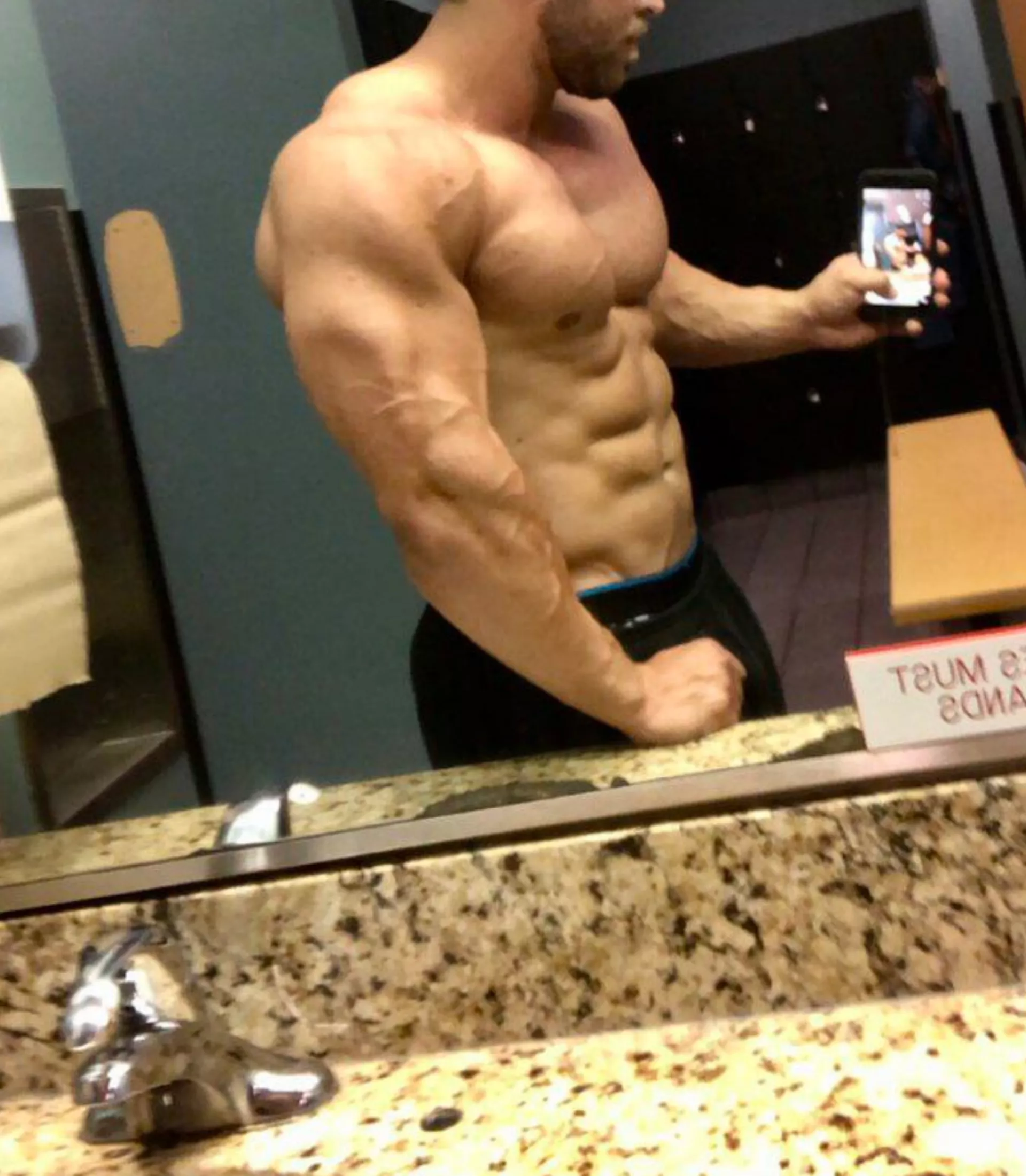 [25] Where's my gym bro for some lockerroom fun😈