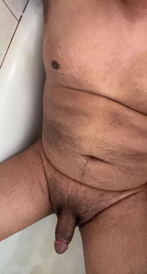 26 woke up horny who wants to join me in this shower? HMU
