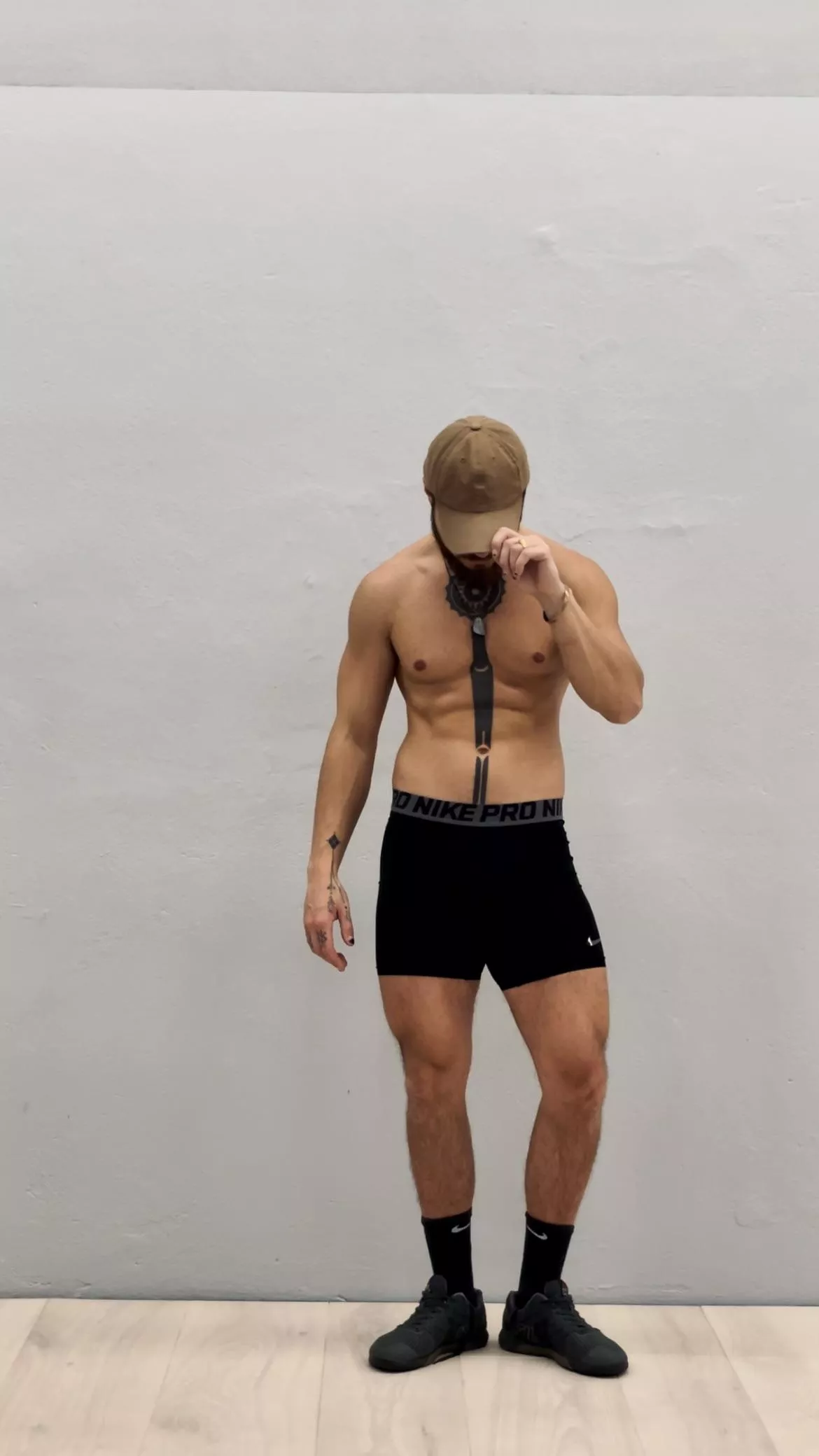 [32] thighs in tights