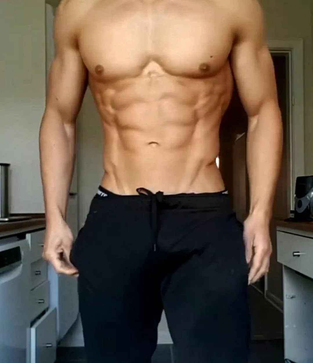 🇩🇰 Anyone wanna feel my abs and my 8.5