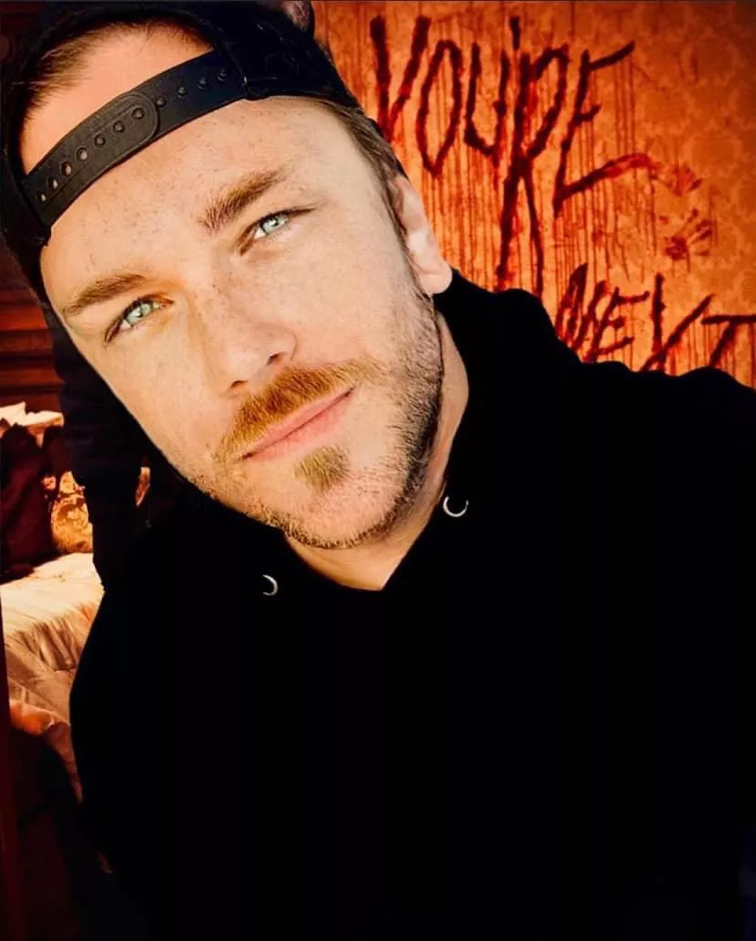 Apparently scruff and Grindr are a great place to find a boyfriend/husband because that’s where I keep finding everyone else’s! Do single guys even use those apps anymore? 😂😂😂😂😂😂👀👀👀👀👀