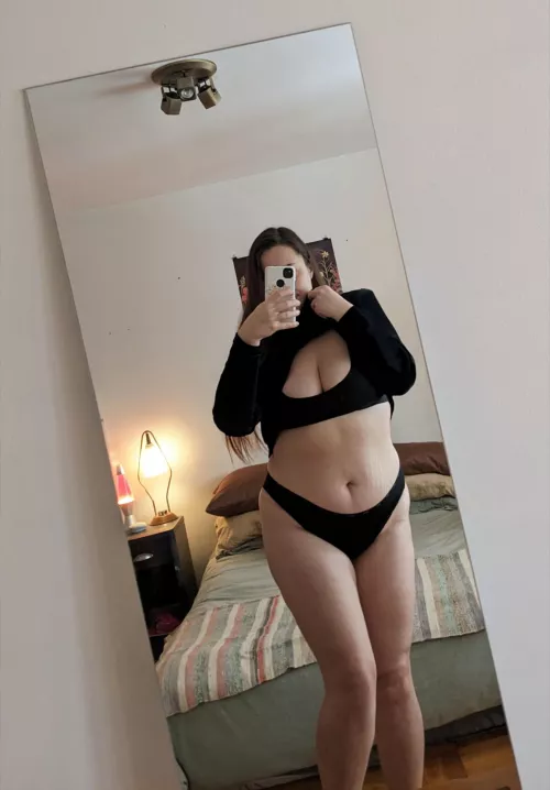 Casually lifting my dress 🌸☺️