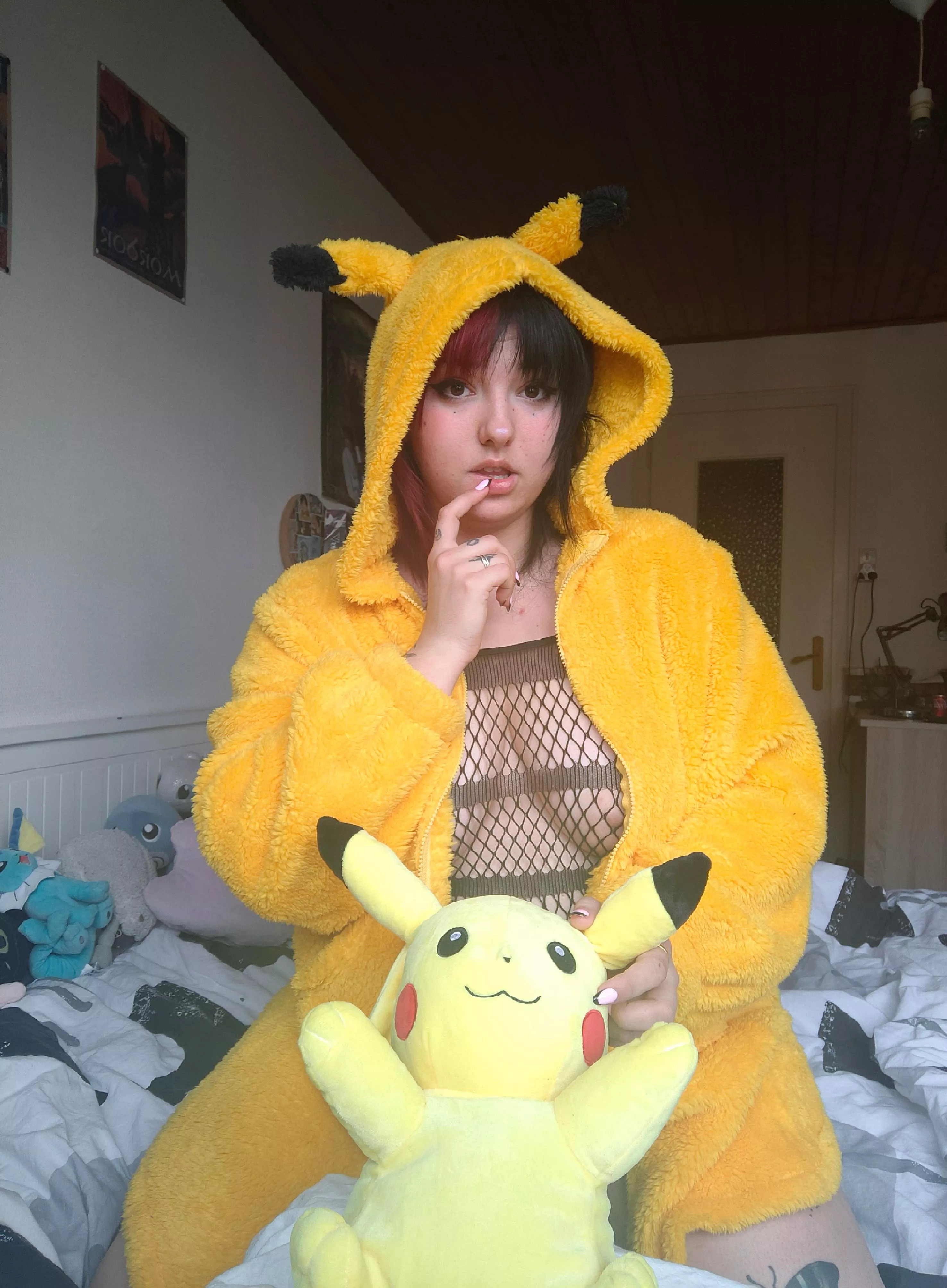Do you like my pikachu outfit ? ❤️🖤 >//<