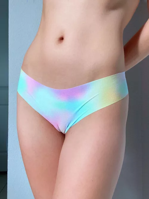 [F] I hear people here like camel toe… 😜😘