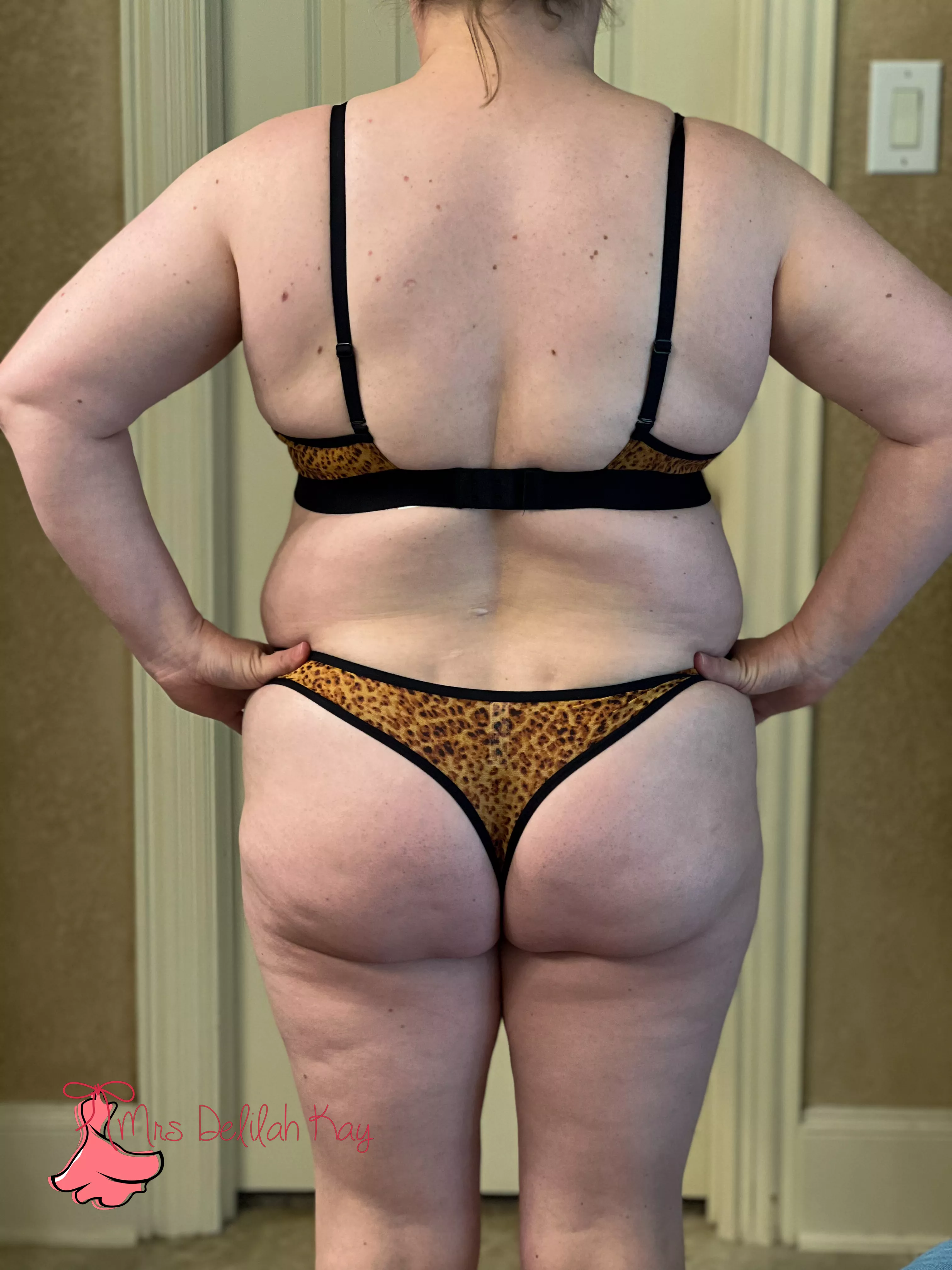 [f] some chubby cheeks in a thong for your Saturday