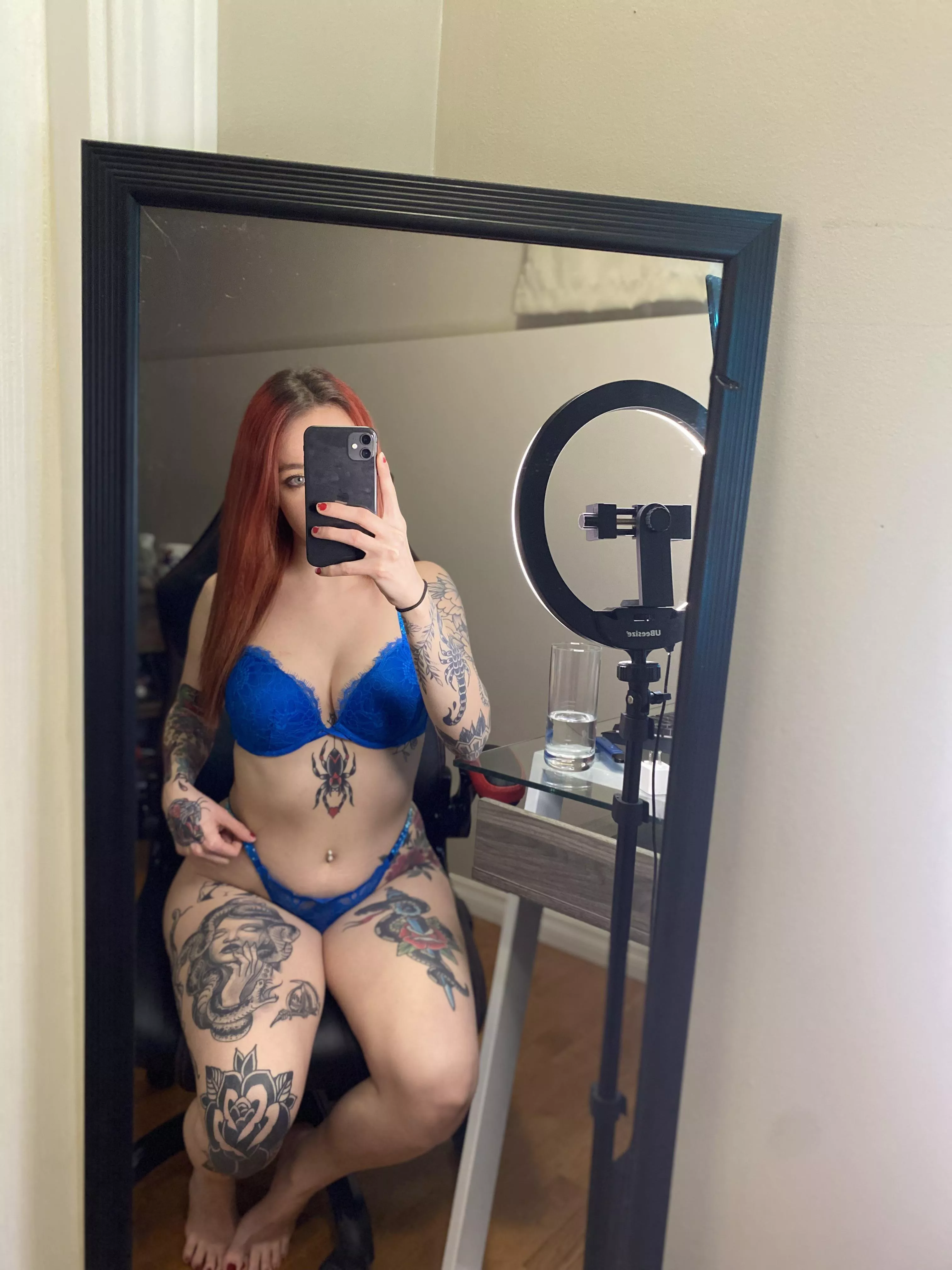 (F) the blue fit, red hair n tattoos is a vibe in my opinion 😝