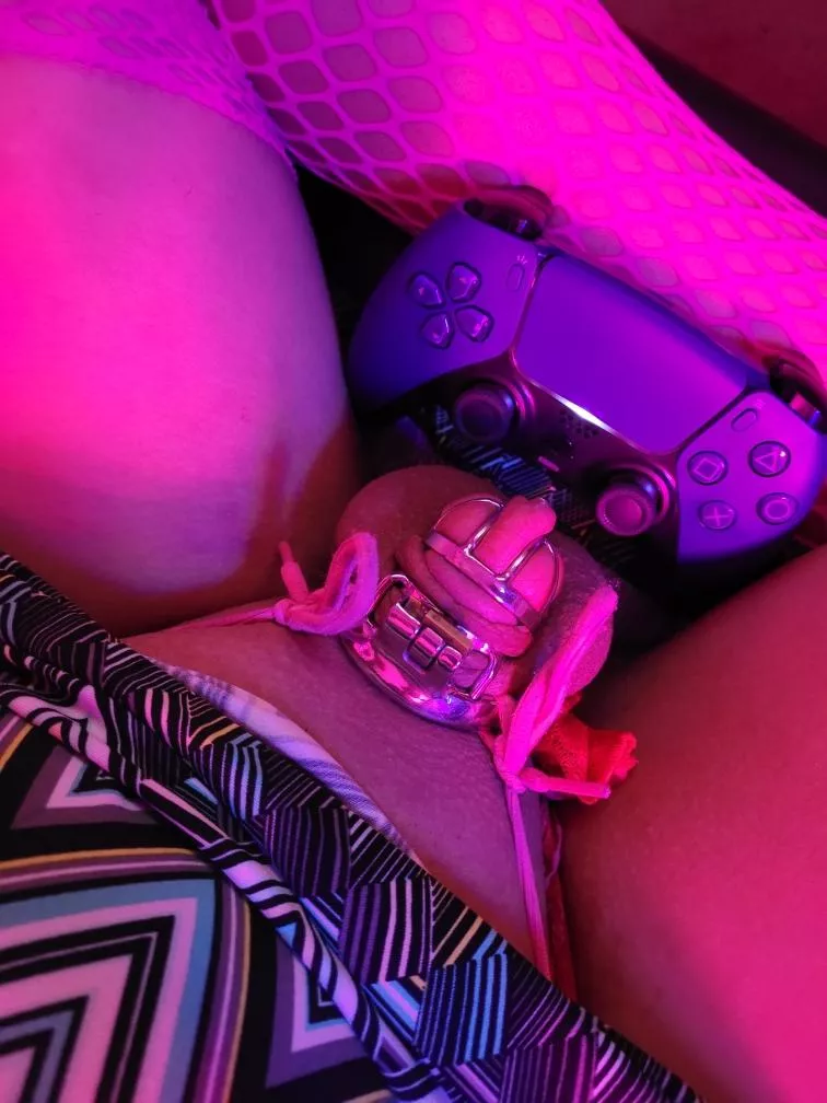 gaming night with the little thing ❤️🥺 I've shrunk so much
