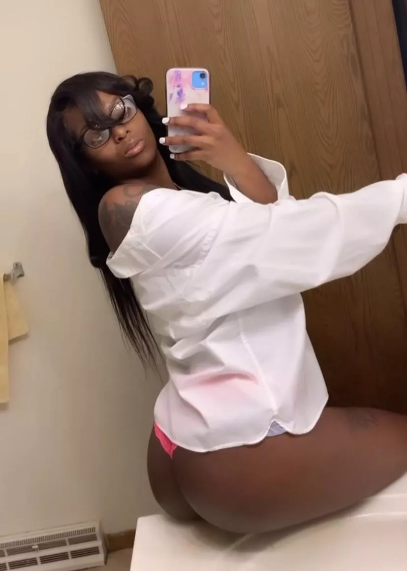 Hey boo, you hungry ? I’m serving 🍑 🍴