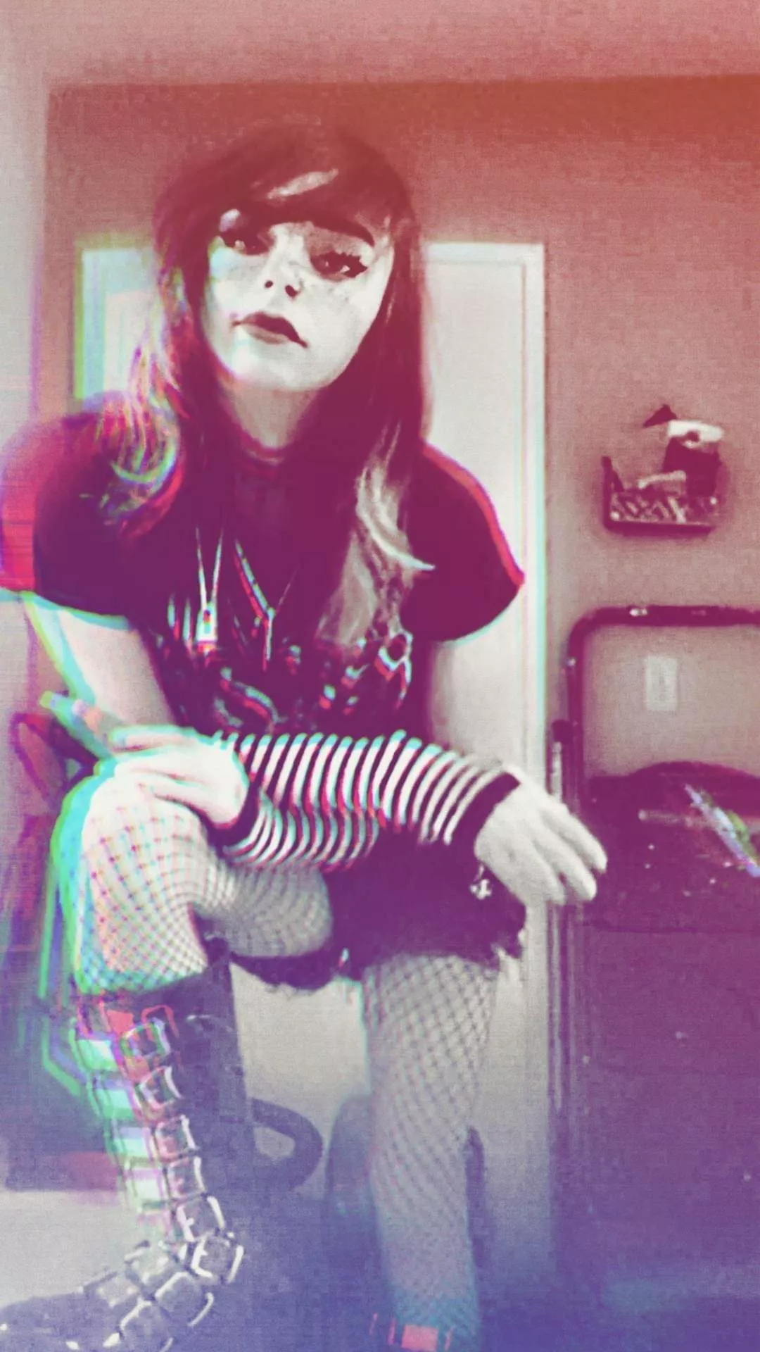 Hey your dream apparition of a goth girl here.Just a daily reminder that you're loved and beautiful also hydrate yourselves 🖤🖤🖤