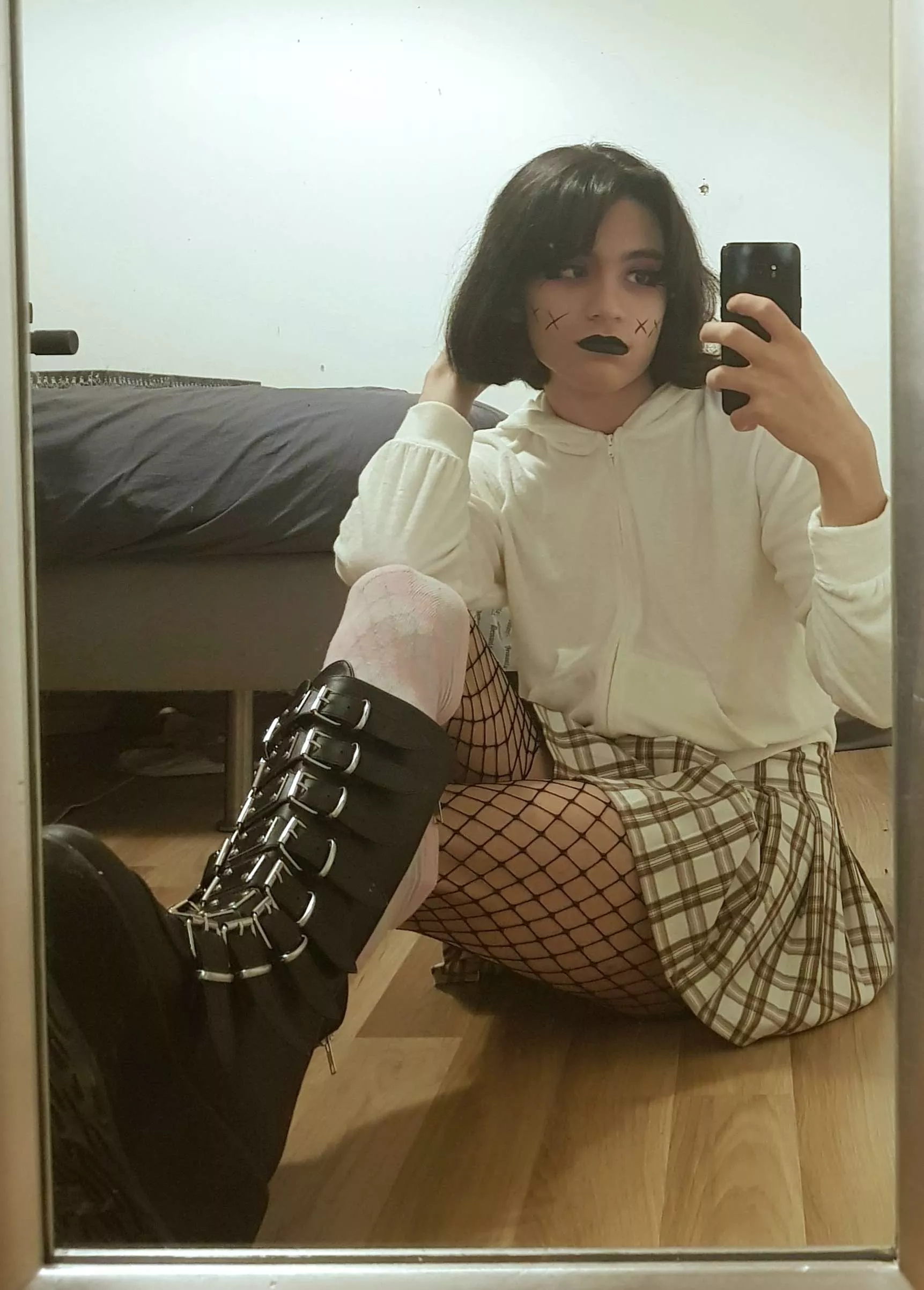 Hold me tightly in your arms please🥺🖤