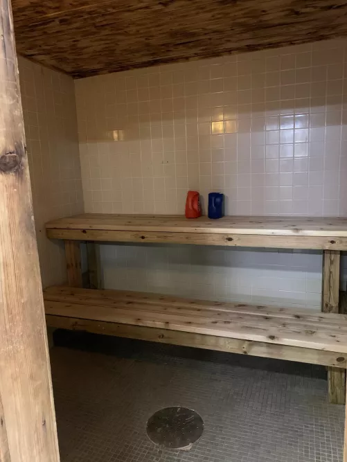 How do I know if a guy is open to jerking with me in the gym sauna or steam room?