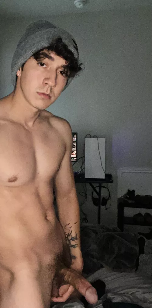 I don’t think this beanie is enough to keep me warm, any volunteers? 🫶