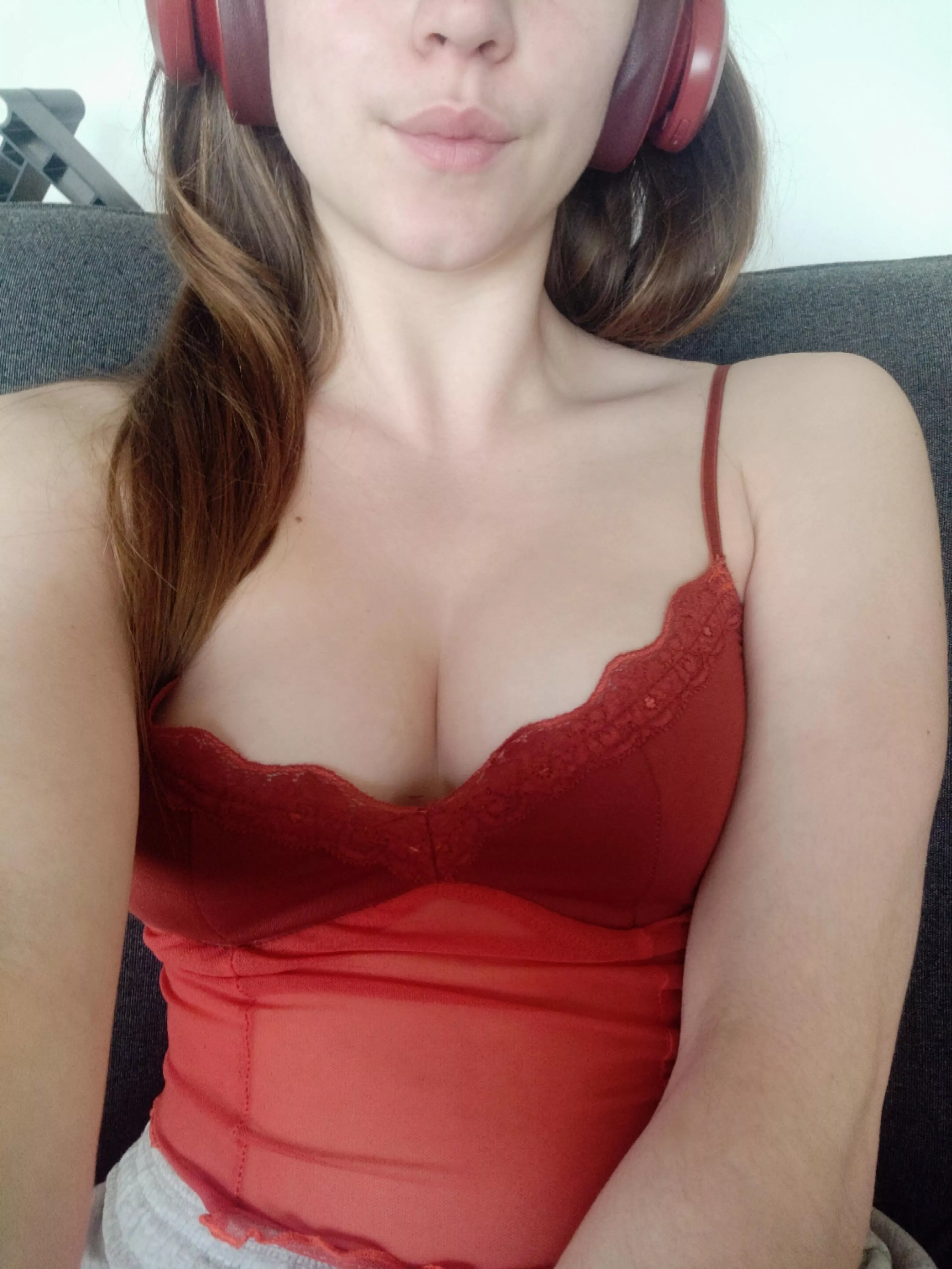 I love the color of this top, it matches with my headphones! [f]