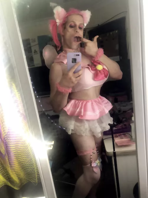 It’s so hard to fish-hook urself AND take a selfie, I don’t have enough hands. Can u help?