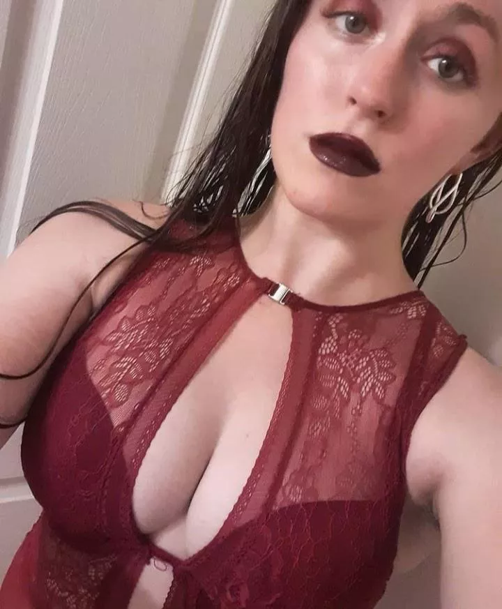 I've always been infatuated with the maroon lace & the clasp around the collarbone 🎀 [OC]