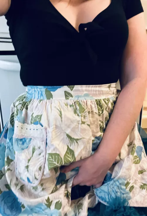 Kitchen selfie with one of my favorite vintage aprons!