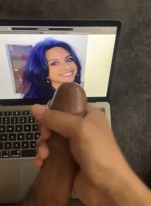 Send me a pic of your crush and I’ll send back a vid of me jerking off to her 😍