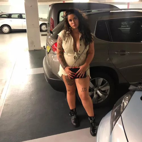 She can not close the buttons