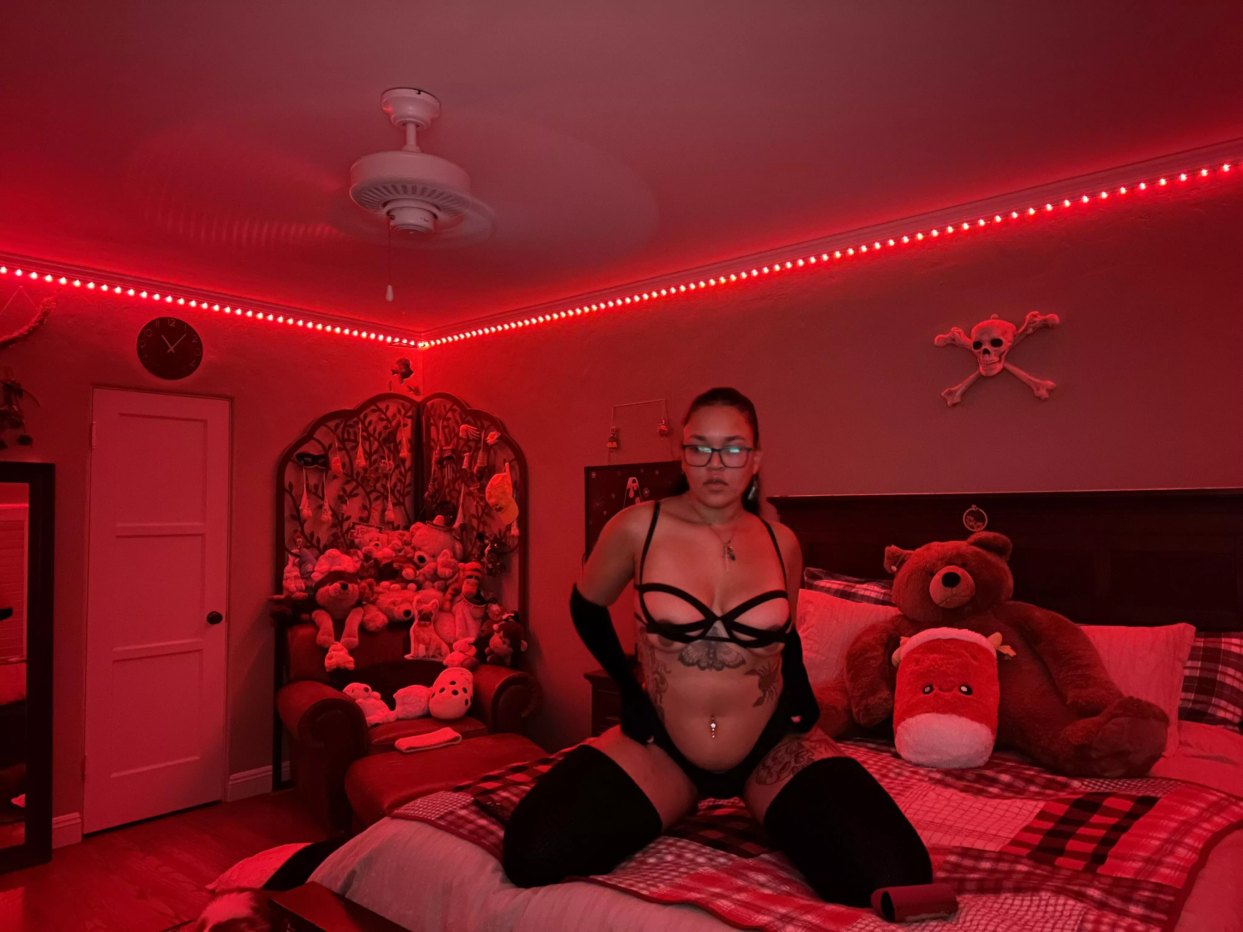 The black thigh highs stay on