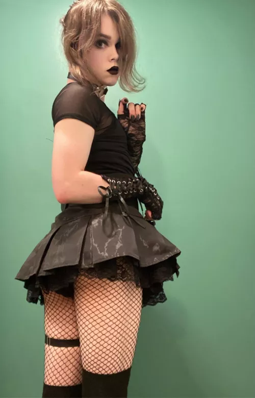 This skirt is too short!!🖤😖