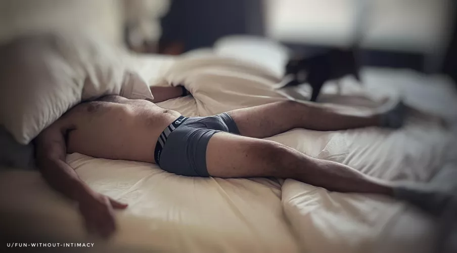 We should stay in bed and be lazy all day 😏