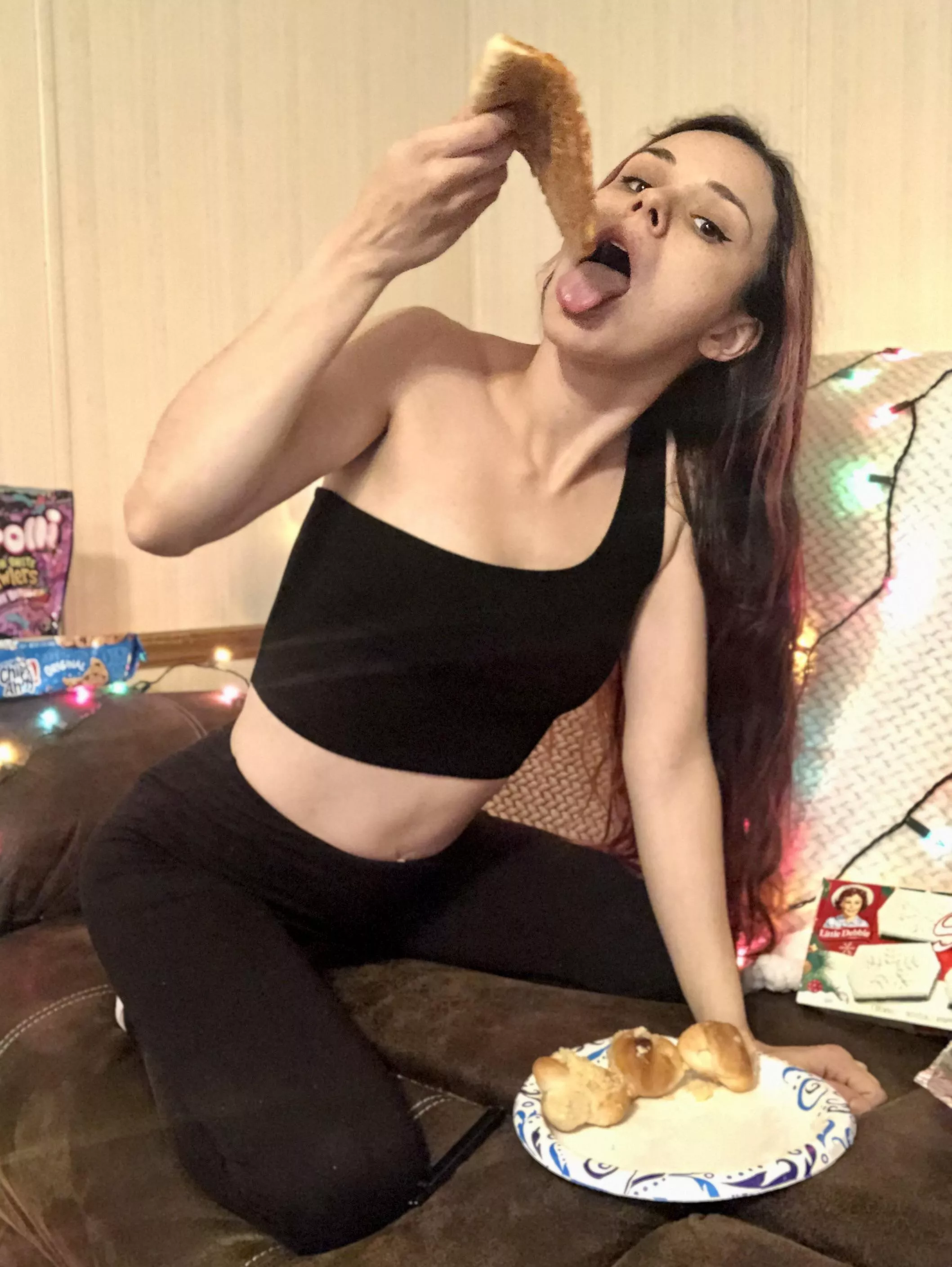 Who wants to get high and eat pizza ???