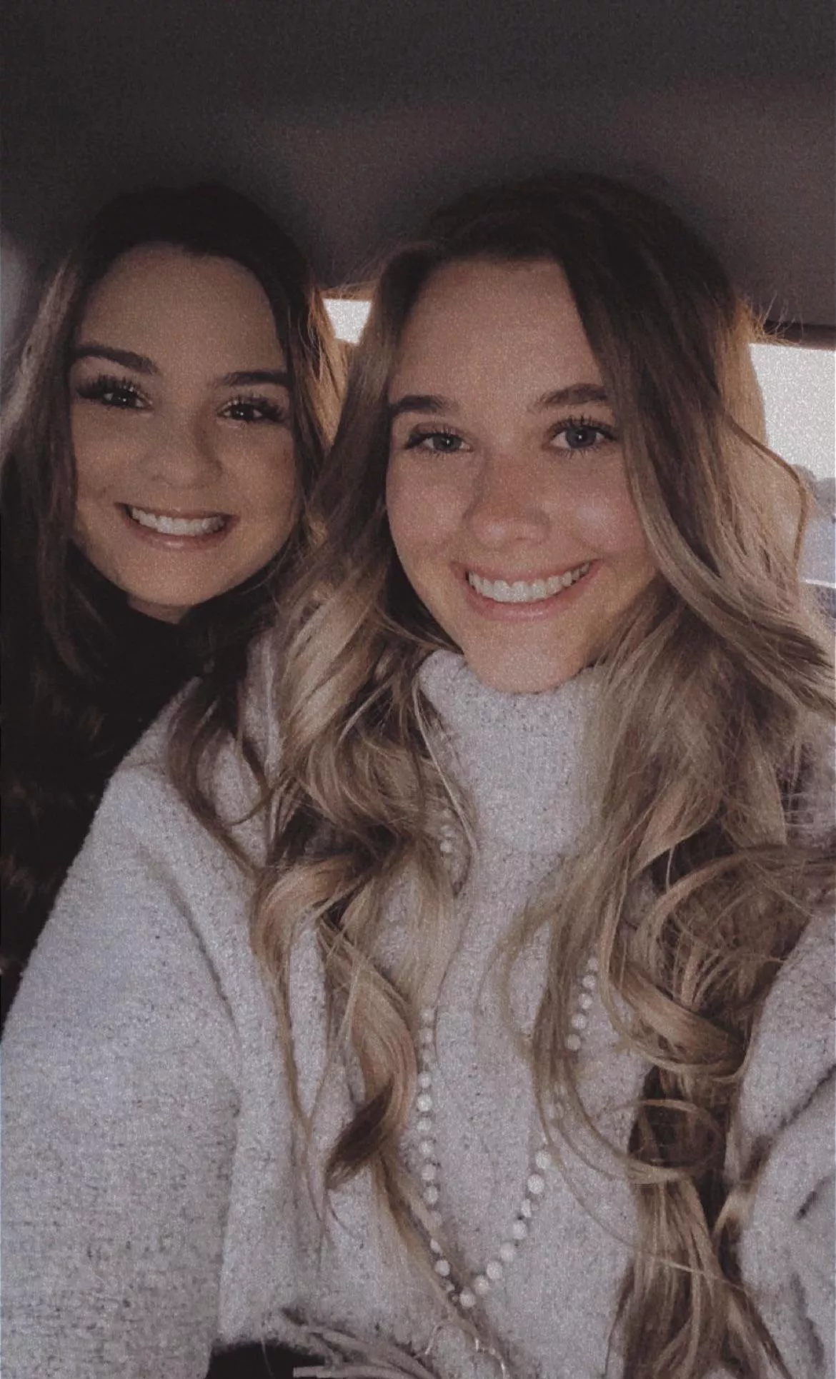 Wife💁🏻‍♀️ and her fraternal twin sis💁🏼‍♀️