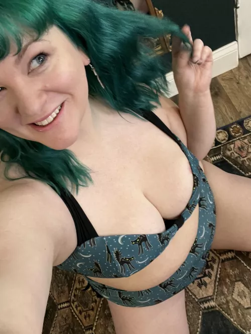 Care to take this green hair beauty to the beach 🏖️?