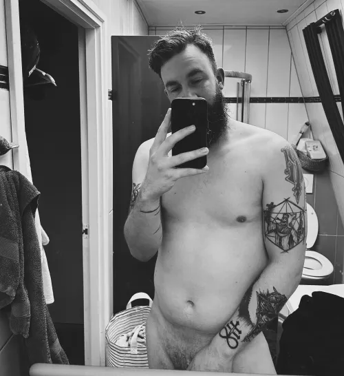 Don’t think that i’m hot, but I got tattoos tho 🤷🏻‍♂️