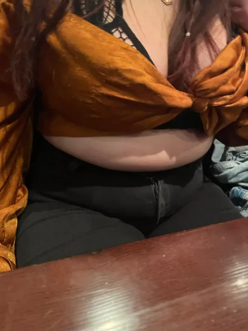 Got a little too stuffed at dinner 🐷 didn’t realize how tight these jeans are getting. 🥵