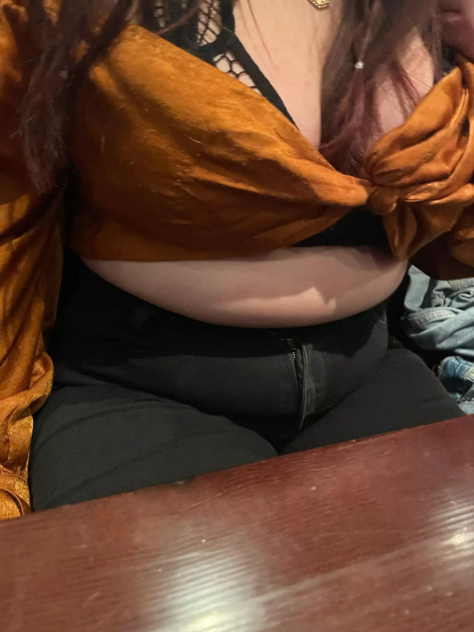 Got a little too stuffed at dinner 🐷 didn’t realize how tight these jeans are getting. 🥵