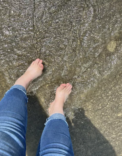 Hi! I’m Belle! I hope you enjoy my feet! Long toes and high arches are one of my favorites <3