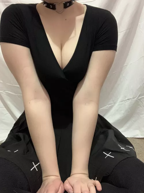 I can be your small titty goth gf🥰