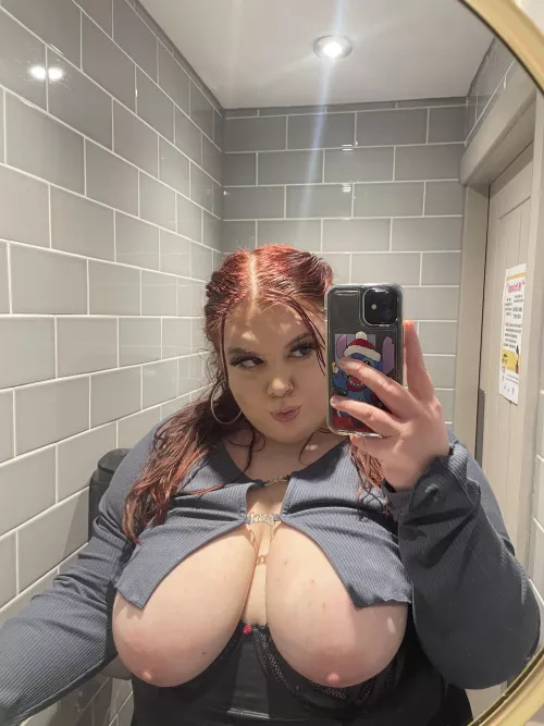 I send this pic in the bathroom while we're at dinner, you joining me?