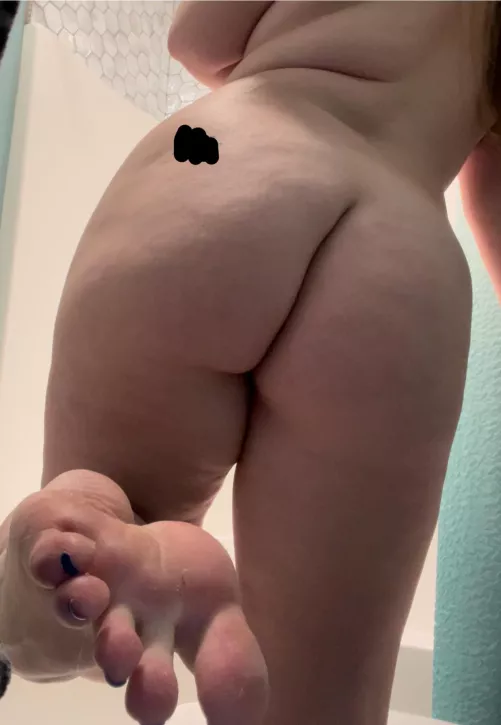 I want you to lick my feet until they’re clean like a good boy 😈 I’ll see you in my DMs 😘