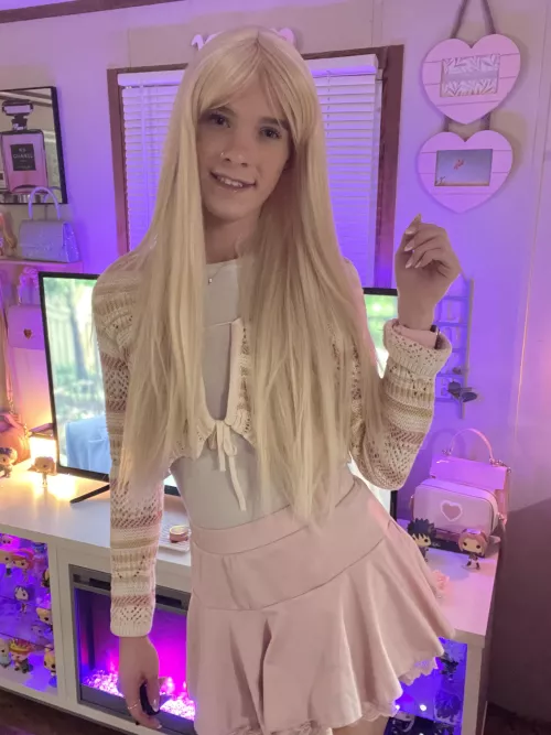 i was feeling pretty in my new clothes for once 💖🙈