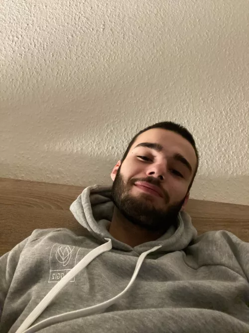 Kinda bored. Hit me up with an interesting dm. If you want