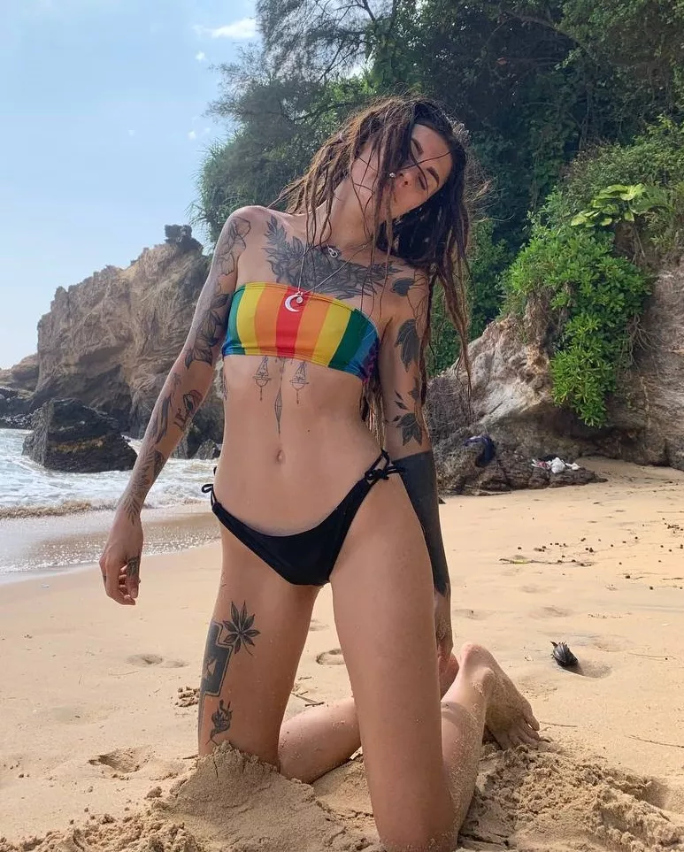 Kiss my tummy while you go lower 😏 [img]