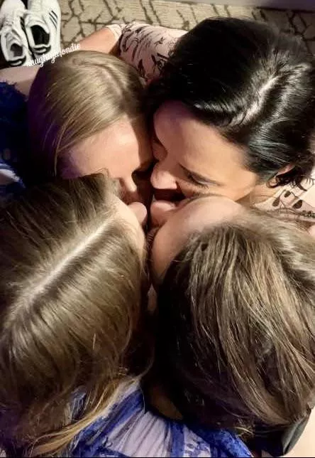 Kisses for all to celebrate the new year 🎉