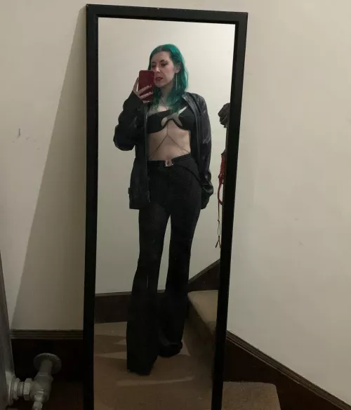 Little bellybotton peephole [img]