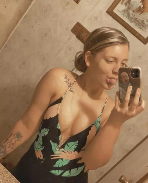 Low cut swimsuits are the best 🤪