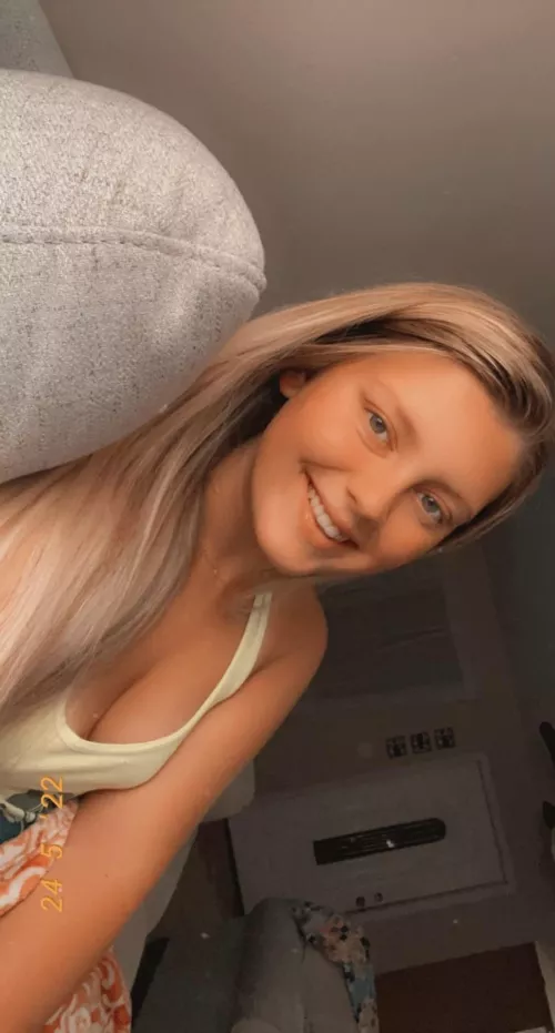 Low key kinda love when my titties are trying to fall out 😜